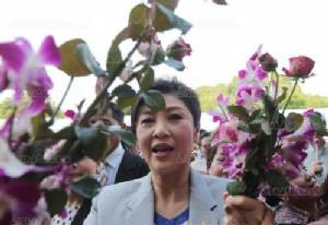 “ปู” บวงสรวงย่าโม ชักดาบตะโกนสู้ๆ เด็ก พท.แฟนคลับแห่รับ ทหารเฝ้าจับตา