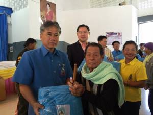 มูลนิธิราชประชานุเคราะห์ฯ มอบผ้าห่มให้ชาว อ.เฝ้าไร่