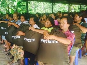 มอบถุงยังชีพพระราชทาน 500 ถุง ให้ชาวบ้านใน อ.ระแงะ ช่วยเหลือผู้ประสบภัยน้ำท่วม