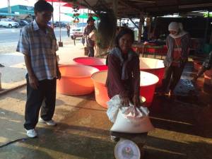 ทึ่ง “ข้าวแลกปลา” วิถีชุมชนดั้งเดิมยังเหลืออยู่ในสังคมไทย ที่ตลาดปลาทุ่งกุลาใหญ่สุดอีสานใต้