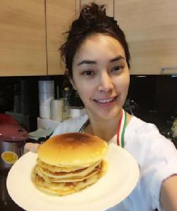 เห็นแล้วเสียว! เมื่อ “เมย์ พิชญ์นาฏ” โชว์หน้าสดเข้าครัวด้วยผ้ากันเปื้อนลายนี้