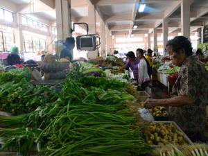 ผัก-ผลไม้ในตลาดสดเบตงราคาพุ่งรับตรุษจีน แม่ค้าอ้างอากาศแล้งผลผลิตได้น้อย