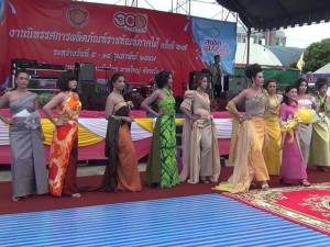 ทัณฑสถานสงขลานำผู้ต้องขังหญิงเดินแฟชั่นโชว์ งานนิทรรศการผลิตภัณฑ์ราชทัณฑ์ภาคใต้