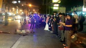 อปพร.หญิงโหนท้ายสองแถว พลัดตกถูกรถตามหลังชนดับ