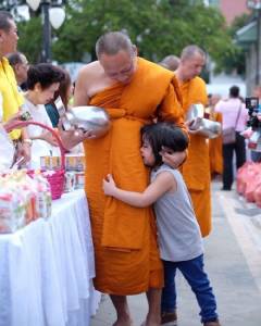 "น้องออก้า" ร่ำไห้กอด "หลวงพ่อเปิ้ล" หลังกลับจากปฏิบัติธรรมที่อินเดีย