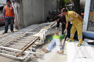 ช่างซ่อมบ้านดวงซวย รั้วเหล็กล้มทับเสียชีวิต