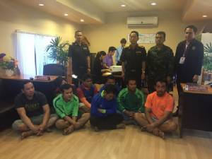 รวบ 8 หนุ่มลาวลอบขายแรงงานกลางเมืองหนองคาย