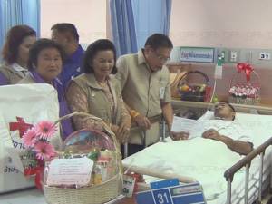 ผู้ว่าฯ ปัตตานีมอบเงินเยียวยาตำรวจ-นักเรียนเหยื่อเหตุระเบิดกะพ้อ ล่าสุดปลอดภัย