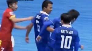 แพ้แล้วพาล! “เหงียน” ฉุนทุบหลัง “จิรวัฒน์” ชิงที่ 3 โต๊ะเล็ก (คลิป)
