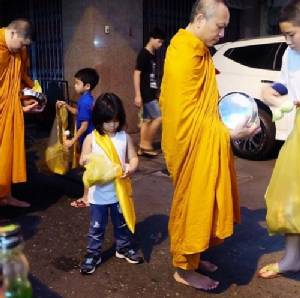 ขอทำหน้าที่ลูก "ออก้า"  อาสาเป็นเด็กวัด ออกบิณฑบาตตาม "หลวงพ่อเปิ้ล"