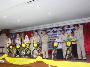 สพป.นราธิวาส เขต 1 มอบจักรยานพระราชทาน 199 คัน ให้เด็กนักเรียนยากจน