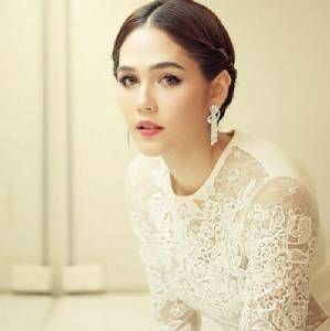ชวนสงสัย "ชมพู่" โพสต์สตอเบอรี่เหน็บใคร?