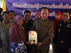 “ม.ล.ปนัดดา ดิศกุล” ลงพื้นที่นราฯ มอบบ้านช่วยเหลือผู้ประสบภัยคลื่นซัดฝั่ง 22 ราย