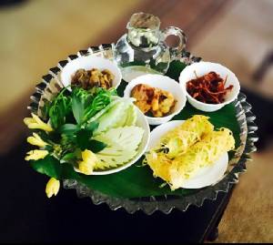 “ชมงานศิลป์ ชิมข้าวแช่” ที่ร้านลาเตลิเยร์ เดอ มารศี