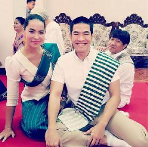 สวยงามตามประเพณี "แม่หญิงมาช่า" ควง "วู้ดดี้ - โน้ส อุดม" ทำบุญวัดพระธาตุหลวง เวียงจันทน์