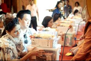 สุดปลื้ม “ชมพู่ - น็อต” โชว์ภาพคู่ทำบุญให้พ่อ