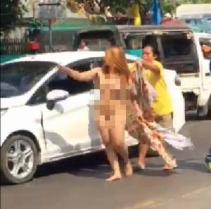 สาวขับเก๋งย้อนศรชน 3 คันรวดปากซอยลาดพร้าววังหิน ตกใจปีนออกนอกรถสภาพเปลือย (มีคลิป)