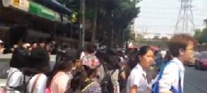 ชมสด! แฟนคลับแห่รับ EXO หน้าเซ็นทรัลลาดพร้าว