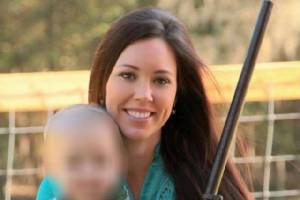 สาวใหญ่นักเล่นปืนชาวมะกันถูก “ลูกชายวัย 4 ขวบ” ทำปืนลั่นใส่บาดเจ็บสาหัส