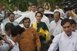 พรรคซูจีทบทวนโครงการเขื่อนจีน-ยกเลิกสิทธิพิเศษกิจการทหาร