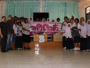 ตัวแทนมูลนิธิแสง-ไซ้กี เหตระกูล นำสิ่งของมอบให้โรงเรียนใน จ.สงขลา