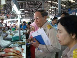 พาณิชย์กระบี่ออกตรวจจับพ่อค้าแม่ฉวยโอกาสขายแพงเกินจริง และไม่ติดป้ายแสดงราคา
