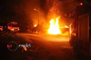 ระทึกไฟไหม้กองขยะใกล้แคมป์คนงานที่พังงา