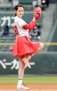 นักร้องสาวชื่อดังใส่กระโปรงสั้นไม่นุ่งกางเกงใน !?!?