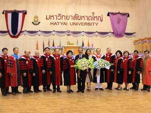 พระเจ้าวรวงศ์เธอ พระองค์เจ้าโสมสวลี ประทานรางวัลเชิดชูเกียรติมะหาดเพชร