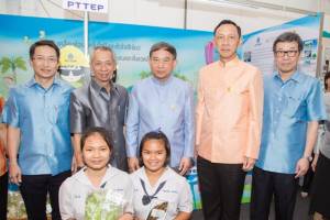 รองนายกรัฐมนตรี เยี่ยมชมร้านผลิตภัณฑ์ชุมชนของ ปตท.สผ.