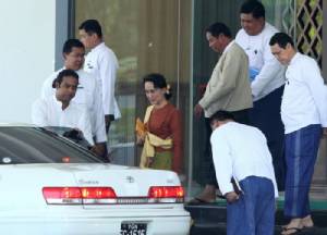 ส.ส.ฝ่ายกองทัพติงร่างกฎหมายตั้งซูจีนั่งที่ปรึกษาขัดรัฐธรรมนูญ
