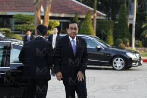 “บิ๊กตู่” ถึงไทย ย้ำไม่ได้เป็นเมืองขึ้น ไม่แคร์ ตปท.เข้าใจโรดแมปหรือไม่ แจกขันดูเจตนา