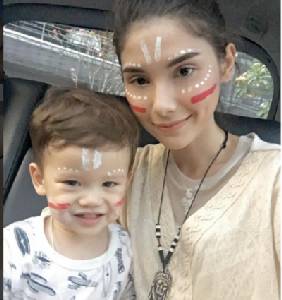 "ซาร่า คาซิงกินี" โพสต์ภาพหนุ่มหล่อปริศนากำลังจุ๊บมือ ด้านแฟนคลับฟันธงคนรู้ใจคนใหม่