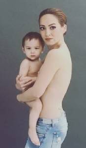 เปิ้ล-จริยดี อวดหุ่นแซบควงลูกเปลือยอ้อนสามี!