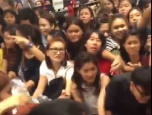 มาอีกแล้ว!แย่งซื้อรองเท้า "คอนเวิร์ส" ประหนึ่งฝูงซอมบี้(คลิป)