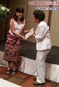ปลื้มทั้งบ้าน "เปรมิกา สุจริตกุล" รับรางวัลนักแปลดีเด่น
