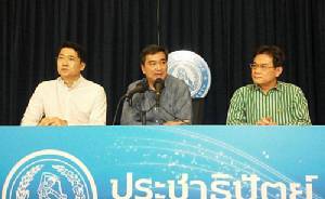 “มาร์ค” นำทีม ปชป.ค้านคำถามพ่วง พร้อมไม่เห็นด้วย ร่าง รธน.ชี้ ทำ ปชต.ถดถอย