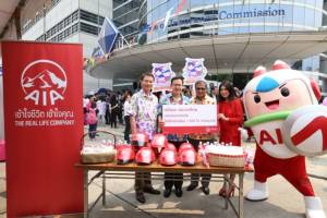 เอไอเอ มอบหมวกนิรภัยแก่นักเรียนไทยทั่วประเทศช่วงสงกรานต์