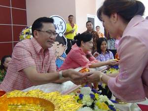 รักษาราชการแทนผู้ว่าฯ ปัตตานี เปิดจวนผู้ว่าฯ จัดรดน้ำดำหัวเนื่องในวันสงกรานต์