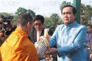 “ประยุทธ์” ถามนักการเมืองทำไมต้องแจกของตอนนี้ ขู่ใครทำก็ตามเก็บ