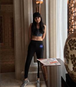 "น้องปอย" โชว์หน้าสวยๆ กับ ซิกแพคเล็กๆ ระหว่างบินไปร่วมงานหนังที่ปักกิ่ง