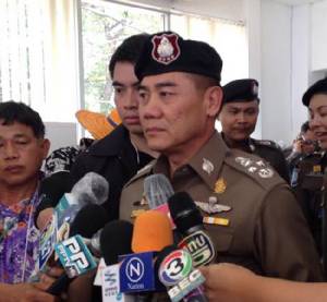 ผบ.ตร.สั่งสอบคลิปหญิงเปลือยอกโชว์ สั่ง ผกก.สน.มักกะสันหาตัว