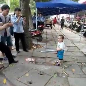 ลูกผู้ชายตัวจริง! อาตี๋น้อยควงกระบองเหล็ก ป้อง "อาม่า" จากเทศกิจ[ชมคลิป]