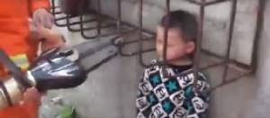 (คลิป) อาตี๋ซน หัวติดลูกกรงหน้าต่าง พ่อขำวอนจนท. ช่วยฯ