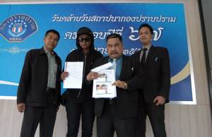 “ทนายสงกานต์” ควงแอดมินเพจฟักโกสต์ แจ้งความเอาผิดมือดีโพสต์หมิ่นสถาบันฯ ทางเฟซบุ๊ก-ยูทิวบ์