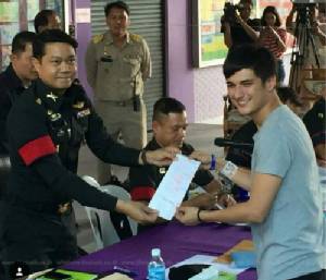 พร้อมแล้ว? “ชิน” หั่นผมรอเข้ากรม 1 พ.ค.นี้
