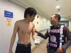 2 โจรควงมีดงัดขวานบุกปล้นม่านรูดแถบนาจอมเทียน