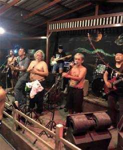 หาดูยากอย่าก็อป! “น้าหงา” ควง “น้าหว่อง” ถอดเสื้อโชว์พุงฉลอง 68 ขวบ