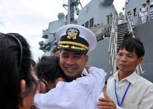 ศาลสหรัฐฯ สั่งจำคุก 6 ปี “ผบ.เรือพิฆาตเชื้อเขมร” ขายความลับราชการแลก “ตั๋วคอนเสิร์ตเลดี้กาก้า”