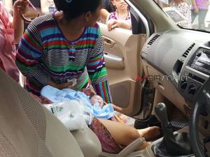 นาทีชีวิต! ช่วยหญิงสาวคลอดลูกในรถกลางเมืองหาดใหญ่ปลอดภัยทั้งแม่และลูก